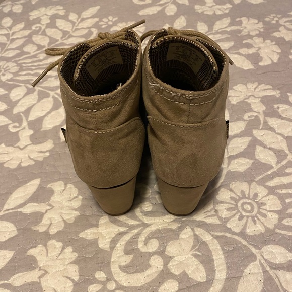 Route 66 Women's Taupe Lace-Up Wedge Bootie - Size 7 - Picture 6 of 7